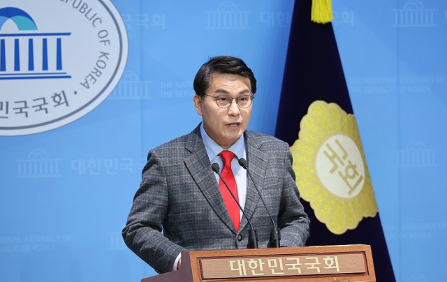 국민의힘 윤상현 의원이 23일 오전 서울 여의도 국회 소통관에서 현안 관련 기자회견을 하고 있다. 연합뉴스