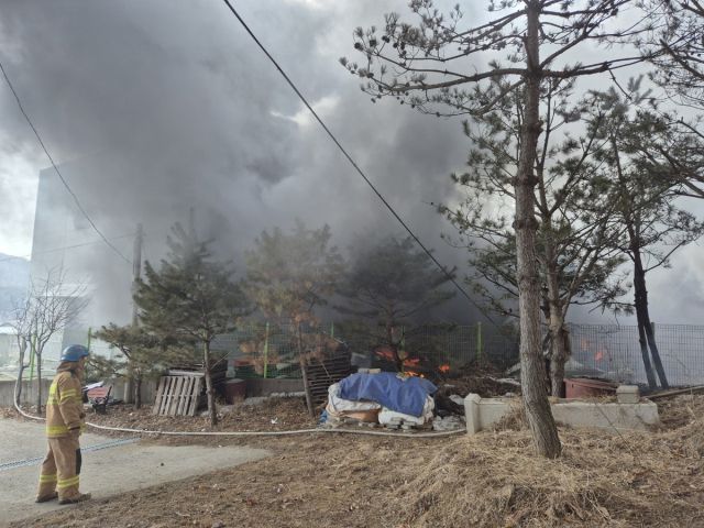 23일 오후 용인 처인구 유방동의 한 접착제 제조공장에서 불이 나 소방당국이 화재를 진압하고 있다. 경기도소방재난본부 제공