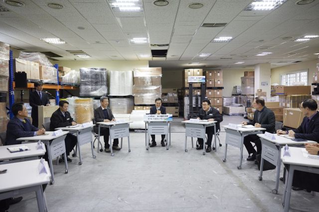 김동연 경기도지사가 20일 군포 ㈜예선테크에서 열린 경기도 수출 중소기업 현장 간담회에서 참석자들과 대화를 나누고 있다. 경기도 제공