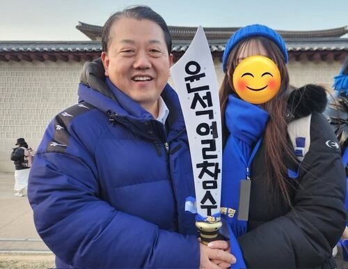 '윤석열 참수' 모형칼을 들고 환하게 미소 짓는 김병주 더불어민주당 최고위원. 박민영 국민의힘 대변인 SNS