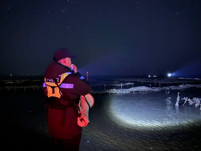 인천해양경찰서 소속 경찰관이 야간 갯벌 안전순찰을 하고 있다. 기사 내용과 직접적인 관련 없음. 인천해양경찰서 제공