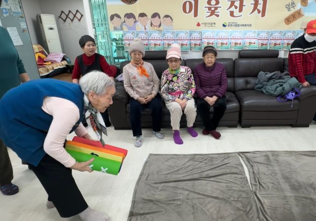 포천시 종합사회복지관이 24일 송우주공4단지 관리사무소동에서 개최한 ‘이윷잔치’에 참여한 어르신이 윷을 던지고 있다. 포천시 종합사회복지관 제공