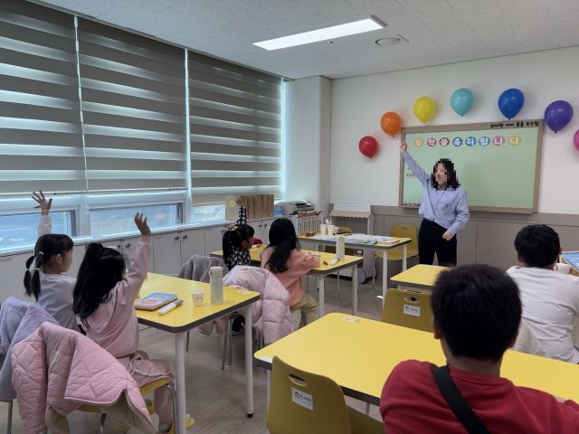 구리시는 초등학교 입학을 앞둔 예비 초등학생과 양육자 대상으로 학교생활에 필요한 사전교육을 진행하고 있다. 구리시 제공