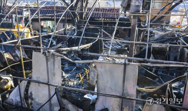 24일 오후 화재가 발생한 광명시 광명동 한 창고용 비닐하우스에서 소방대원들이 잔불 정리 및 현장 점검을 하고 있다. 화재 초기에는 불이 주변 야산으로 번질 위험이 있어 대응 1단계가 발령됐으며, 소방당국은 장비 33대와 인력 83명을 투입하고, 헬기와 드론을 동원해 산불 확산을 막았다. 윤원규기자