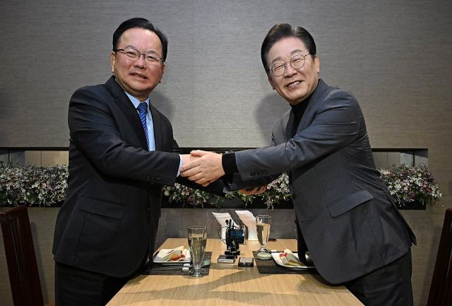 더불어민주당 이재명 대표가 24일 서울 여의도의 한 식당에서 김부겸 전 국무총리와 만나 인사를 나누고 있다. 연합뉴스