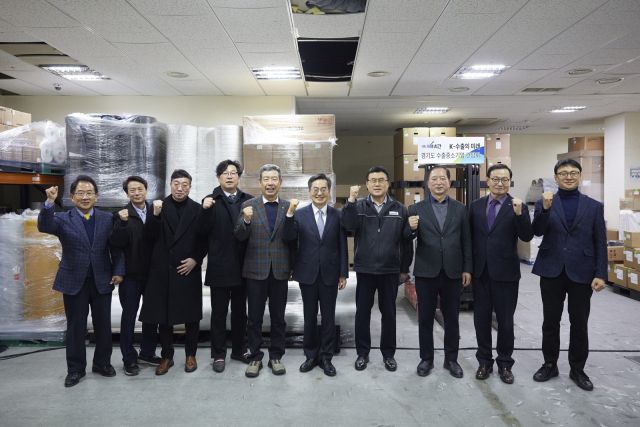 김동연 경기도지사가 20일 군포 ㈜예선테크에서 열린 경기도 수출 중소기업 현장 간담회에서 참석자들과 기념촬영을 하고 있다. 경기도 제공