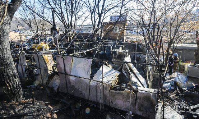 24일 오후 화재가 발생한 광명시 광명동 한 창고용 비닐하우스에서 소방대원들이 잔불 정리 및 현장 점검을 하고 있다. 화재 초기에는 불이 주변 야산으로 번질 위험이 있어 대응 1단계가 발령됐으며, 소방당국은 장비 33대와 인력 83명을 투입하고, 헬기와 드론을 동원해 산불 확산을 막았다. 윤원규기자
