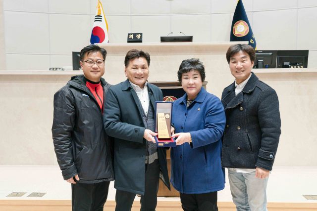 지난 21일 용인시의회 본회의장에서 장정순 의원(왼쪽 세 번째)이 수지구축구협회로부터 감사패를 전달받고 기념촬영을 하고 있다. 장정순 의원실 제공