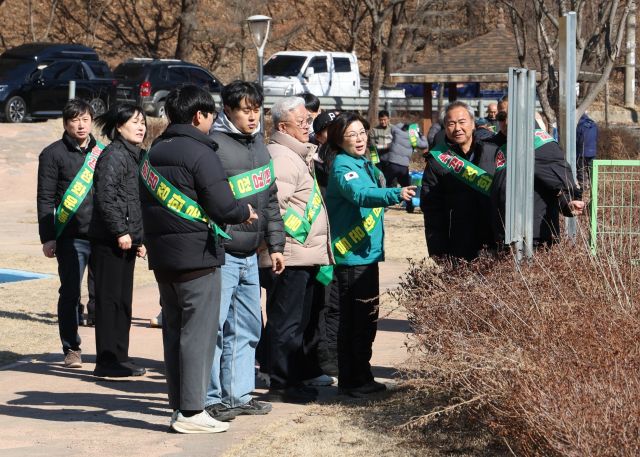 김보라 안성시장이 24일 금광호수에서 공무원과 낚시협회 관계자들이 참석한 가운데 봄 맞이 환경정화운동과 안전시설 점검 등을 펼치고 있다. 안성시 제공