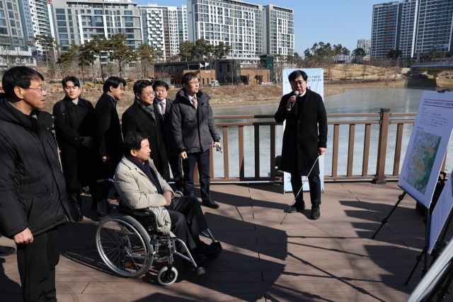 유철환 국민권익위원장이 하남 위례신도시 호수공원 고충민원현장을 방문했다. 국민권익위원회 제공