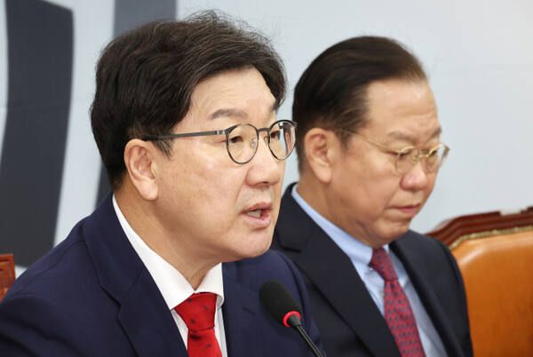 (왼쪽부터) 권성동 국민의힘 원내대표, 권영세 비상대책위원장. 연합뉴스