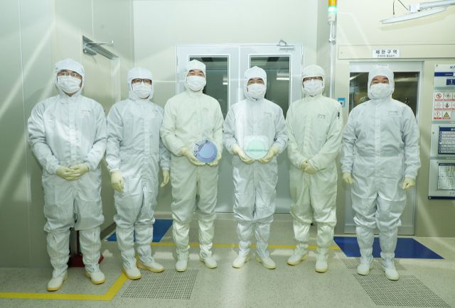 지난 21일 정장선 평택시장(우측에서 3번째)이 한국나노기술원 기술 개발 현장에 방문해 관계자들과 기념 촬영을 하고 있다. 평택시 제공