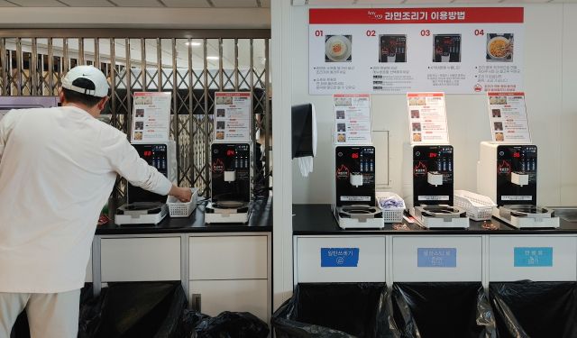 한 시민이 하우스쿡 정수조리기를 이용하고 있다. 하우스쿡 제공