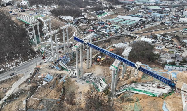 25일 오전 9시 49분께 안성시 서운면 신평리 인근 서울세종고속도로 안산∼용인 구간 연결공사 교량 작업 중 교량을 떠받치던 교량 작업 중 교량이 붕괴되는 사고가 발생했다. 현재 작업자 10명이 사고를 당한 것 으로 알려졌으며 그중 2명이 숨진 채 발견됐고, 7명이 부상을 입었다. 1명은 매몰된 상태로 전해졌다. 사진은 사고 현장 모습. 윤원규기자