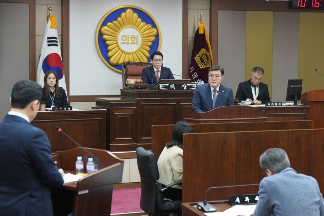 연제창 의원이 25일 개회한 제184회 임시회 제6차 본회의에서 백영현 포천시장을 상대로 시정질문을 하고 있다. 포천시의회 제공