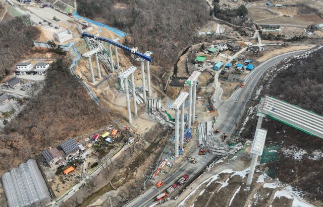 25일 오전 9시 49분께 안성시 서운면 신평리 인근 서울세종고속도로 안산∼용인 구간 연결공사 교량 작업 중 교량을 떠받치던 교량 작업 중 교량이 붕괴되는 사고가 발생했다. 현재 작업자 10명이 사고를 당한 것 으로 알려졌으며 그중 2명이 숨진 채 발견됐고, 7명이 부상을 입었다. 1명은 매몰된 상태로 전해졌다. 사진은 사고 현장 모습. 윤원규기자