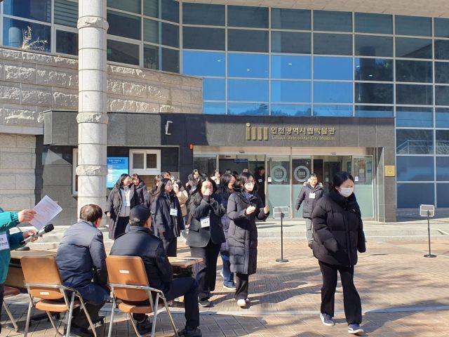 인천 연수구 인천시립박물관에서 최근 박물관 직원들과 옥련119안전센터 대원 등 60여명이 함께 합동 소방훈련을 하고 있다. 인천시 제공