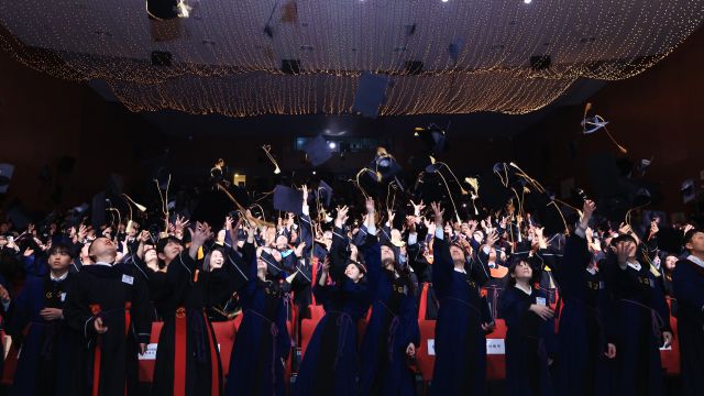 성균관대 졸업생들이 학위수여식에서 학사모를 벗어 던지며 추억을 남기고 있다. 성균관대 제공