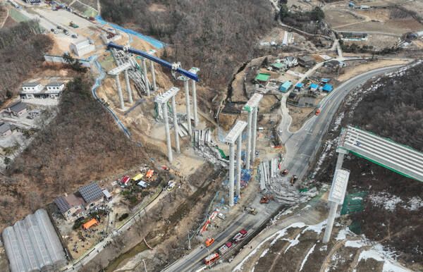 25일 오전 9시49분께 안성시 서운면 산평리 인근 서울세종고속도로 안성∼용인 구간 연결공사 교량 작업 중 교량을 떠받치던 교량 작업 중 교량이 붕괴되는 사고가 발생했다. 이 사고로 현재까지 4명의 사망자가 발생하고 6명이 부상을 입었다. 사진은 사고 현장 모습. 윤원규 기자