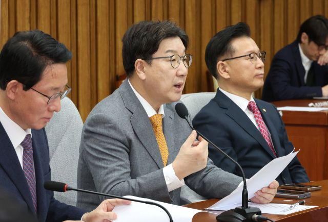 국민의힘 권성동 원내대표(가운데)가 25일 국회에서 열린 원내대책회의에서 발언하고 있다. 연합뉴스