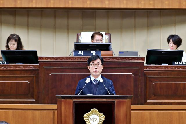 김태흥 의왕시의회 부의장이 25일 개최된 제309회 의왕시의회 임시회에서 한국교통대와 충북대학교 통합에 따른 교명변경에 대해 한국교통대의 명칭이 존치돼야 한다고 주장하고 있다. 의왕시의회 제공