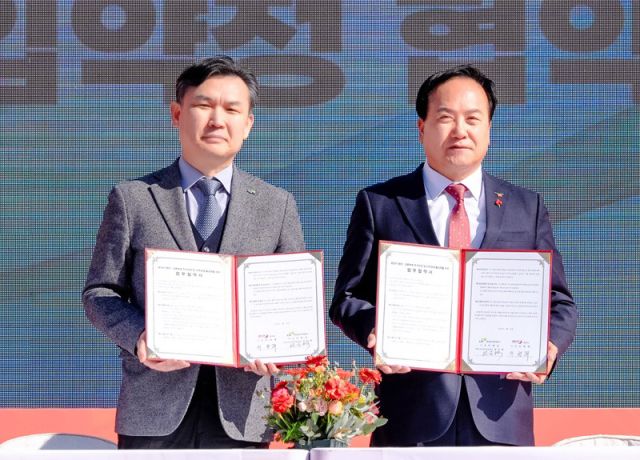 오산시 오산동에서 열린 ‘오산역 환승타워 및 연결도로 착공식’에서 이권재 오산시장(오른쪽)과 권운혁 LH 경기남부지역본부장이 임대주택 공급협약서 체결식을 연 뒤 기념촬영을 하고 있다. 오산시 제공