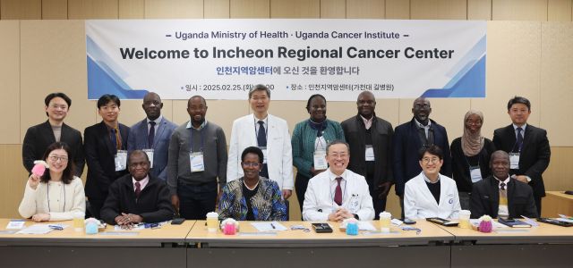 우간다 보건복지부 관계자들이 가천대 길병원을 방문, 첨단 방사선 암치료 장비를 둘러본 뒤 기념촬영을 하고 있다. 길병원 제공