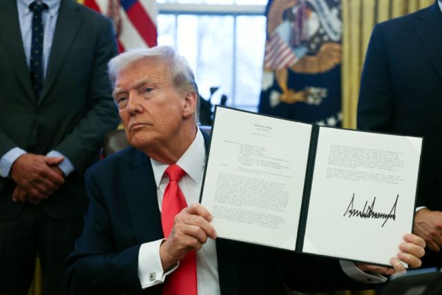 도널드 트럼프 미국 대통령이 25일 백악관 집무실에서 행정명령에 서명했다. 연합뉴스
