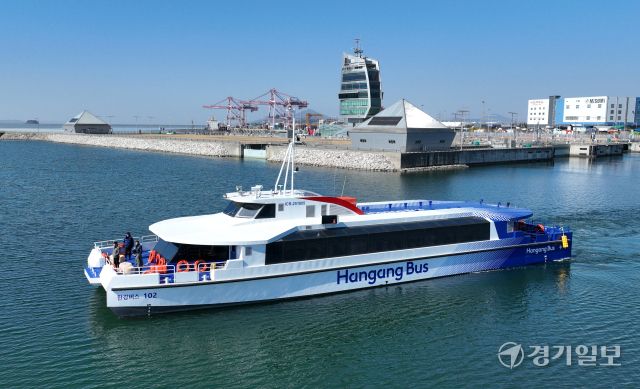 한강의 새 대중교통수단 '한강버스'가 26일 인천 서구 경인아라뱃길 여객터미널에 정박하고 있다. 경남 사천시에서 서울 여의도 선착장으로 이동 중인 '한강버스'는 올해 상반기 하이브리드 8척, 전기추진체 4척 등 총 12대가 마곡·망원·여의도·잠원·옥수·뚝섬·잠실 등 한강 7개 선착장을 오갈 예정이다.조병석기자