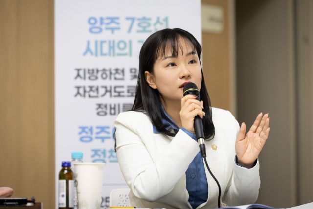 양주시의회 주최로 25일 오후 희망노인복지관 희망큰홀에서 열린 ‘양주 7호선 시대의 개막, 정주여건 개선 정책포럼’에서 좌장 이지연 의원이 인사말을 하고 있다. 양주시의회 제공