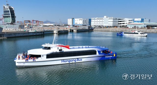 한강의 새 대중교통수단 '한강버스'가 26일 인천 서구 경인아라뱃길 여객터미널에 정박하고 있다. 경남 사천시에서 서울 여의도 선착장으로 이동 중인 '한강버스'는 올해 상반기 하이브리드 8척, 전기추진체 4척 등 총 12대가 마곡·망원·여의도·잠원·옥수·뚝섬·잠실 등 한강 7개 선착장을 오갈 예정이다.조병석기자