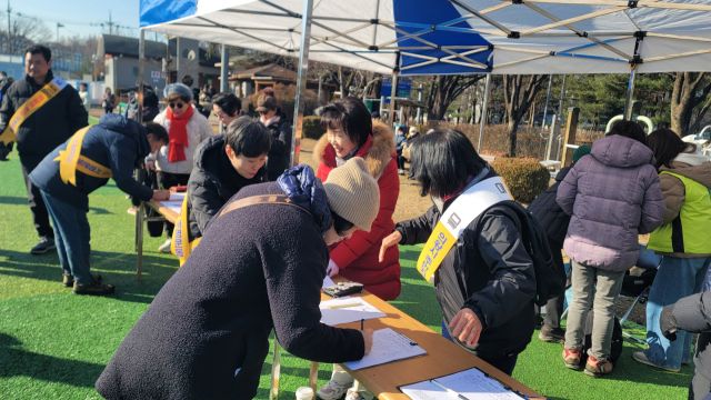 의왕시주민자치협의회가 의왕시 고천체육공원에서 시민들에게 ‘위례~과천선 의왕역 연장 범시민 서명운동’을 펼치고 있다. 의왕시 제공
