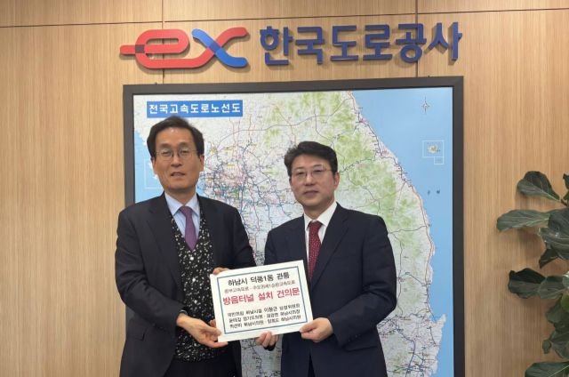 이창근 당협위원장(왼쪽)이 덕풍1동 방음터널 설치 건의문을 함진규 한국도로공사 사장에게 전달하고 있다. 국민의힘 하남시을 당원협의회 제공