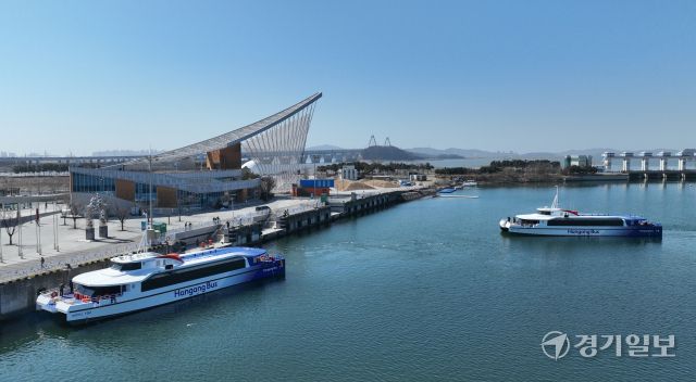 한강의 새 대중교통수단 '한강버스'가 26일 인천 서구 경인아라뱃길 여객터미널에 정박하고 있다. 경남 사천시에서 서울 여의도 선착장으로 이동 중인 '한강버스'는 올해 상반기 하이브리드 8척, 전기추진체 4척 등 총 12대가 마곡·망원·여의도·잠원·옥수·뚝섬·잠실 등 한강 7개 선착장을 오갈 예정이다.조병석기자