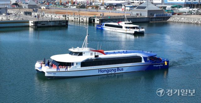 한강의 새 대중교통수단 '한강버스'가 26일 인천 서구 경인아라뱃길 여객터미널에 정박하고 있다. 경남 사천시에서 서울 여의도 선착장으로 이동 중인 '한강버스'는 올해 상반기 하이브리드 8척, 전기추진체 4척 등 총 12대가 마곡·망원·여의도·잠원·옥수·뚝섬·잠실 등 한강 7개 선착장을 오갈 예정이다.조병석기자