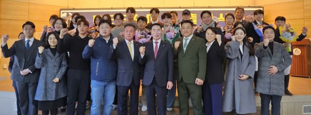 26일 경기도승마협회 출정식서 이원성 경기도체육회장(가운데), 김의종 경기도승마협회장을 비롯한 GEF 승마단 선수 및 관계자들이 화이팅을 외치고 있다.임창만기자