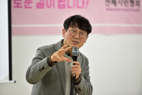 서울 종로의 한국방송통신대학교 열린관에서 열린 선배시민협회의 2025년도 정기총회에서 유범상 선배시민학회장이 인사말을 하고 있다. 협회 제공