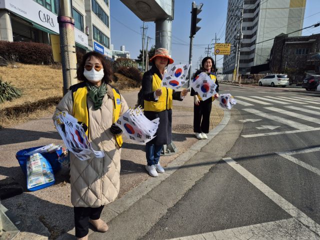 한국자유총연맹 증포동위원회가 증포동사무소와 함께 3.1절을 맞아 나라사랑의 태극기 달기 운동을 펼쳤다. 이천시 제공