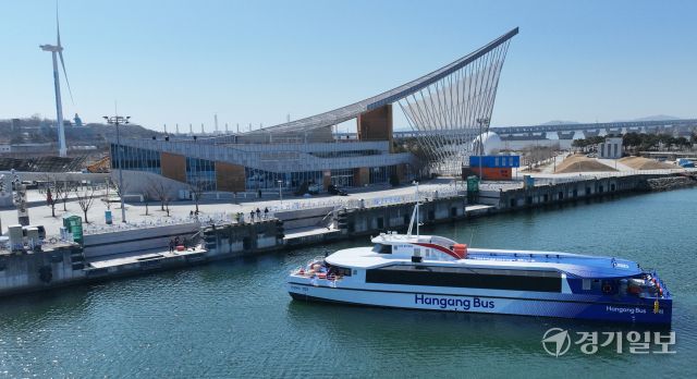 한강의 새 대중교통수단 '한강버스'가 26일 인천 서구 경인아라뱃길 여객터미널에 정박하고 있다. 경남 사천시에서 서울 여의도 선착장으로 이동 중인 '한강버스'는 올해 상반기 하이브리드 8척, 전기추진체 4척 등 총 12대가 마곡·망원·여의도·잠원·옥수·뚝섬·잠실 등 한강 7개 선착장을 오갈 예정이다.조병석기자
