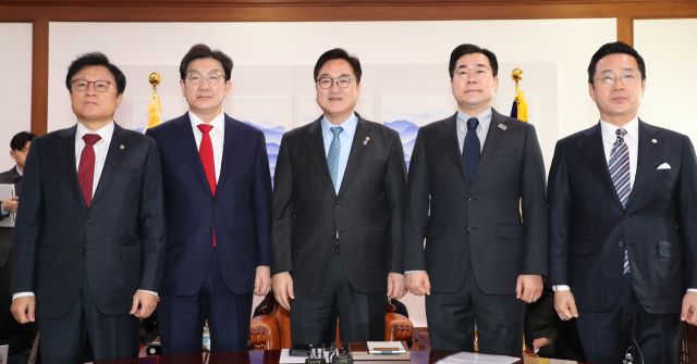 우원식 국회의장과 양당 원내대표가 26일 서울 여의도 국회에서 의장주재 회동에 참석해 기념 촬영을 하고 있다. (왼쪽부터 국민의힘 박형수 원내수석부대표, 국민의힘 권성동 원내대표, 우원식 국회의장, 더불어민주당 박찬대 원내대표, 더불어민주당 박성준 원내수석부대표) 연합뉴스