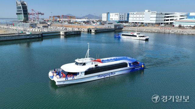 한강의 새 대중교통수단 '한강버스'가 26일 인천 서구 경인아라뱃길 여객터미널에 정박하고 있다. 경남 사천시에서 서울 여의도 선착장으로 이동 중인 '한강버스'는 올해 상반기 하이브리드 8척, 전기추진체 4척 등 총 12대가 마곡·망원·여의도·잠원·옥수·뚝섬·잠실 등 한강 7개 선착장을 오갈 예정이다.조병석기자