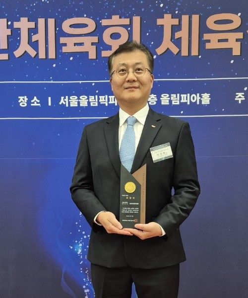 제71회 대한체육회 체육상 시상식서 스포츠가치 부문 최우수상을 수상한 광명 SK슈글라이더즈의 박종혁 단장.SK 슈가글라이더즈 제공