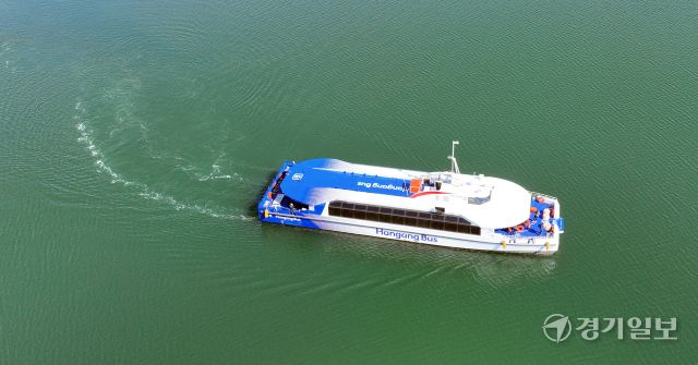 한강의 새 대중교통수단 '한강버스'가 26일 인천 서구 경인아라뱃길 여객터미널에 정박하고 있다. 경남 사천시에서 서울 여의도 선착장으로 이동 중인 '한강버스'는 올해 상반기 하이브리드 8척, 전기추진체 4척 등 총 12대가 마곡·망원·여의도·잠원·옥수·뚝섬·잠실 등 한강 7개 선착장을 오갈 예정이다.조병석기자
