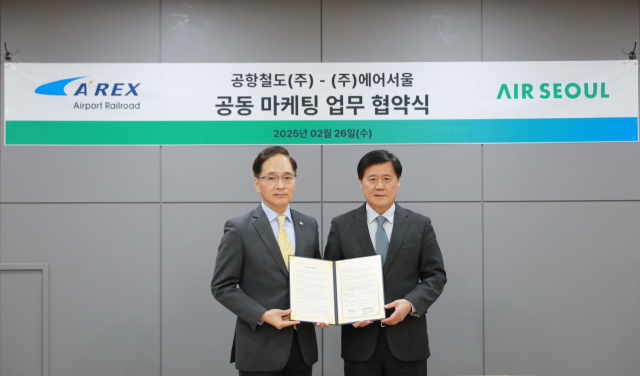 김중호 에어서울㈜ 대표이사(왼쪽)와 박대수 공항철도㈜ 사장이 업무 협약을 하고 기념촬영을 하고 있다.