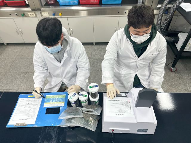 인천 강화군농업기술센터가 가축분뇨 퇴액비화 검사를 하고 있다. 강화군 제공