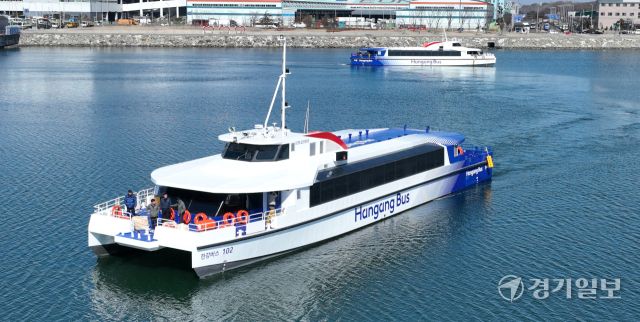 한강의 새 대중교통수단 '한강버스'가 26일 인천 서구 경인아라뱃길 여객터미널에 정박하고 있다. 경남 사천시에서 서울 여의도 선착장으로 이동 중인 '한강버스'는 올해 상반기 하이브리드 8척, 전기추진체 4척 등 총 12대가 마곡·망원·여의도·잠원·옥수·뚝섬·잠실 등 한강 7개 선착장을 오갈 예정이다.조병석기자