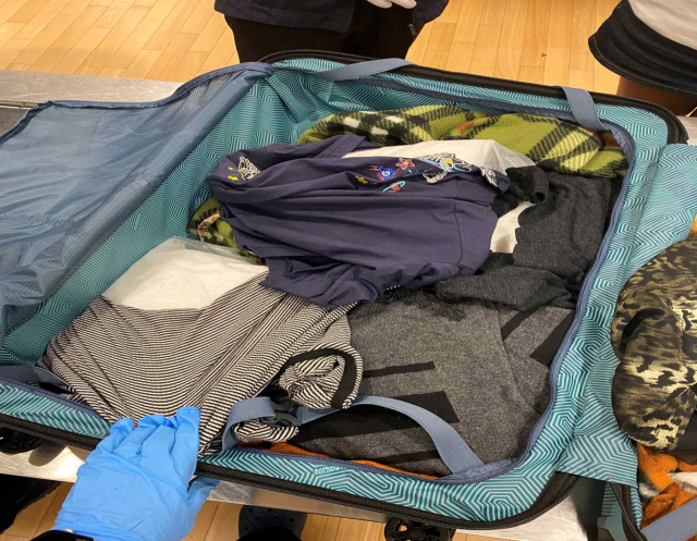 여행용 가방에 숨긴 마약류. 인천지검 제공