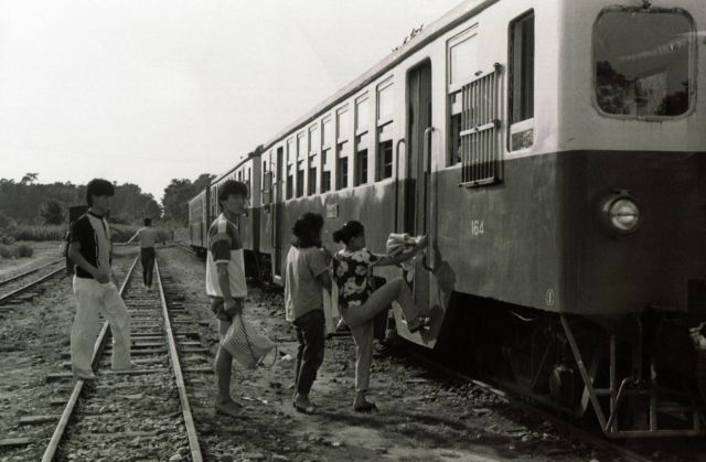 수인선 송도역 꼬마열차(1987년). 박근원 촬영. 인천시 제공