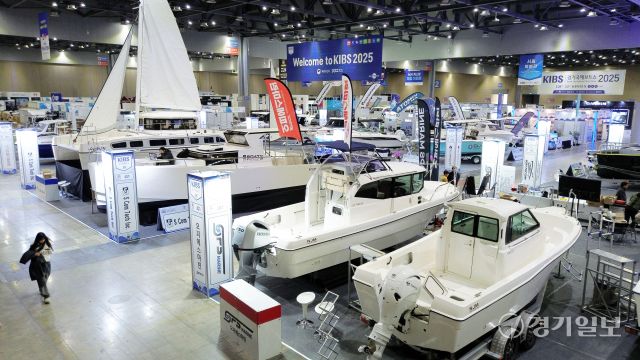 '2025 경기국제보트쇼' 개막을 하루 앞둔 27일 행사장인 고양특례시 킨텍스 제1전시장에 보트, 요트 등 다양한 해양 산업 용품이 설치돼 있다. 국내 최대 규모의 해양레저관광 전시회인 이번 행사는 오는 3월2일까지 열린다. 김시범기자