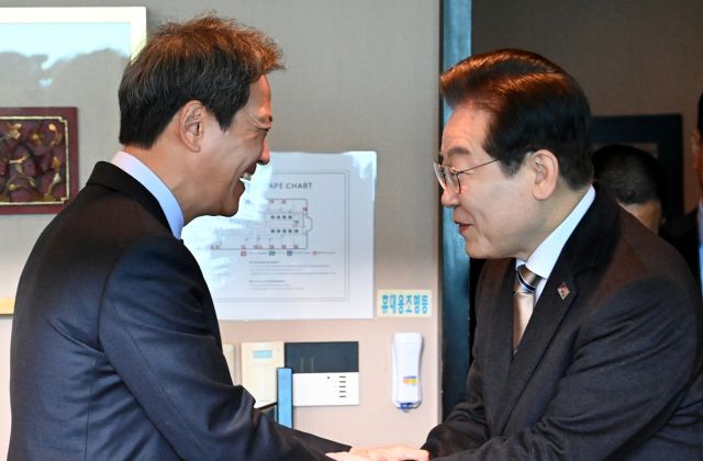 더불어민주당 이재명 대표(오른쪽)와 임종석 전 대통령 비서실장이 27일 서울 여의도의 한 음식점에서 만나 악수하고 있다. 연합뉴스